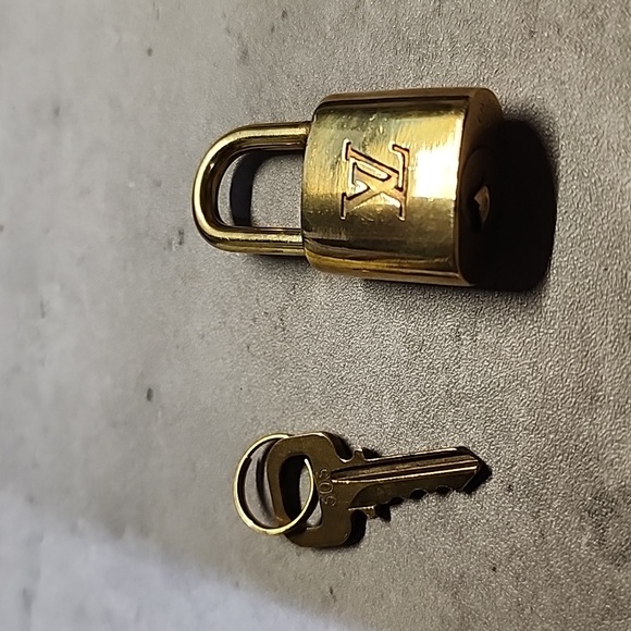 Louis Vuitton lock π and key π set on a gold tone hardware chain - Picture 7 of 12